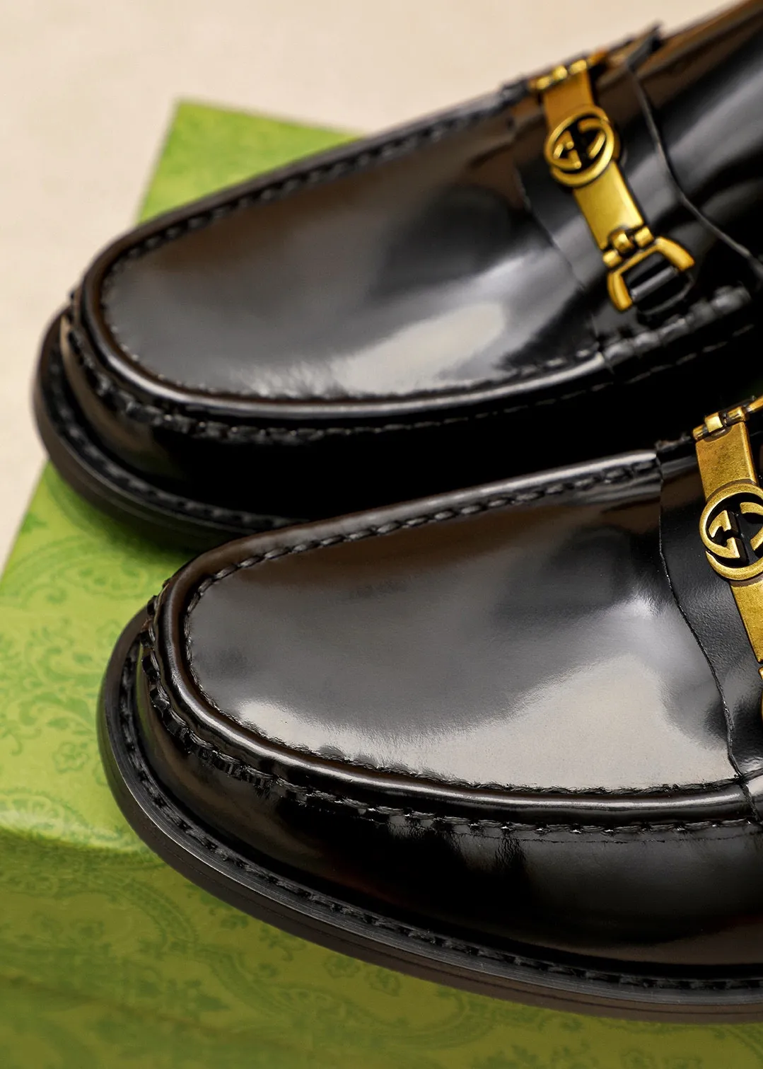 Men's shoes 💰460 💐 Product trademark: GUCCI "Gucci" casual leather shoes Regular size: 38-44 (45🉑️customized) Product materials: Selected imported first-layer open-edge beaded cowhide leather upper + luxury hardware buckle, imported water-dyed cowhide leather lining. Strong three-dimensional visual effect, original combination outsole Color: 3⃣️colors available